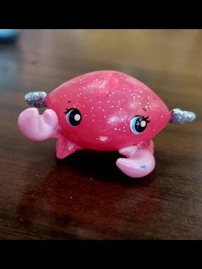 Hatchimals CollEGGtibles Series 1 Glittering Garden, Red Crab.